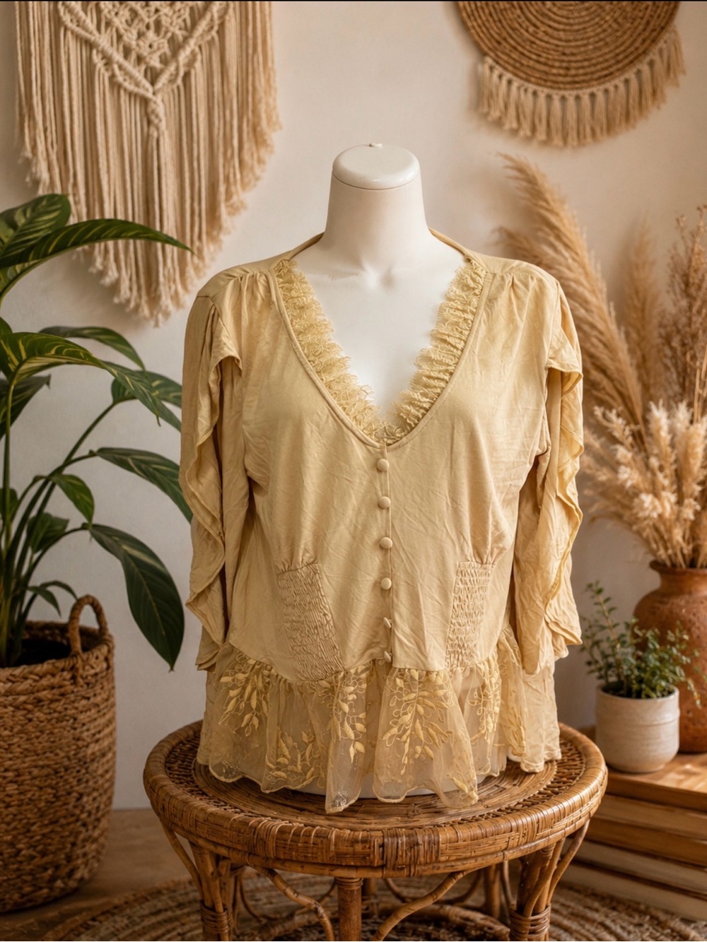 POL Cream Lace-Trim V-Neck Button accent Blouse size small